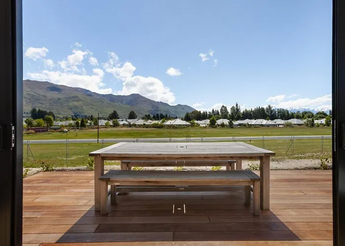 Modern Escape With Panoramic Mt Roy Views Wanaka