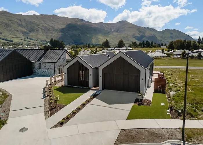 Modern Escape With Panoramic Mt Roy Views Wanaka