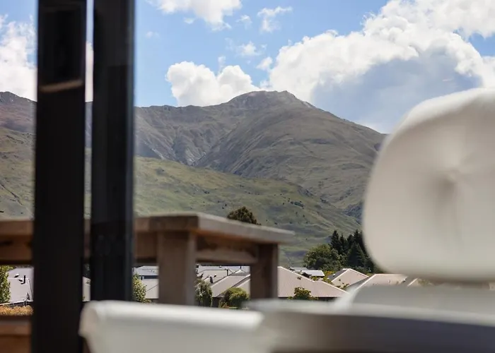 Modern Escape With Panoramic Mt Roy Views Wanaka