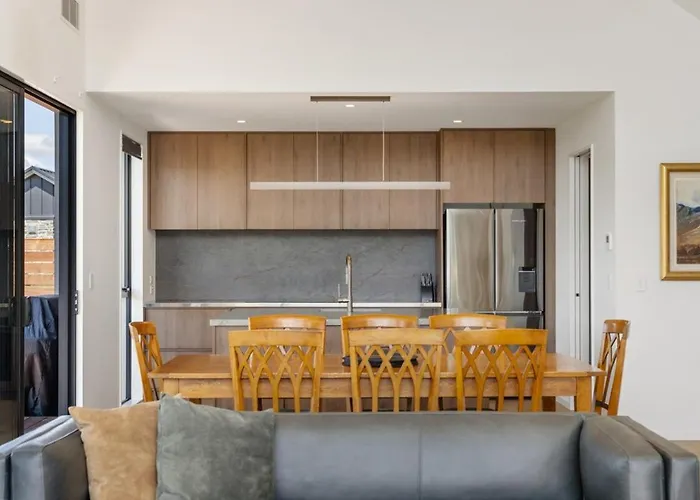 Ferienhaus Modern Escape With Panoramic Mt Roy Views