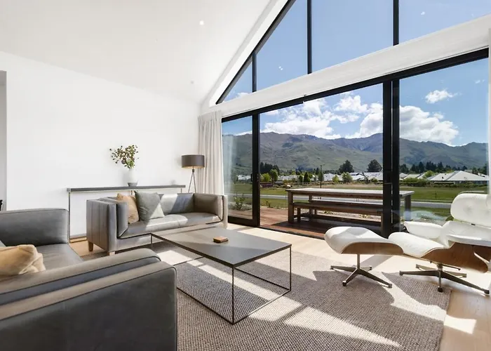 Ferienhaus Modern Escape With Panoramic Mt Roy Views Wanaka