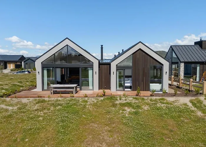 Modern Escape With Panoramic Mt Roy Views Wanaka
