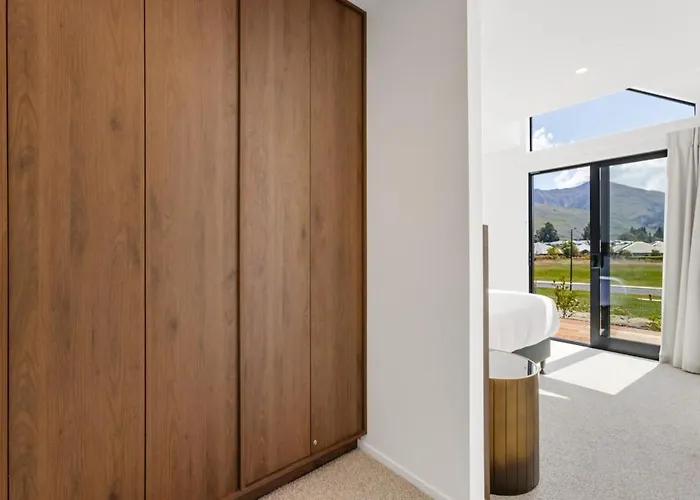 Modern Escape With Panoramic Mt Roy Views Ferienhaus Wanaka