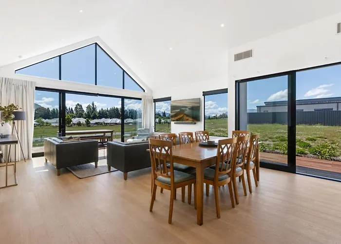 Ferienhaus Modern Escape With Panoramic Mt Roy Views