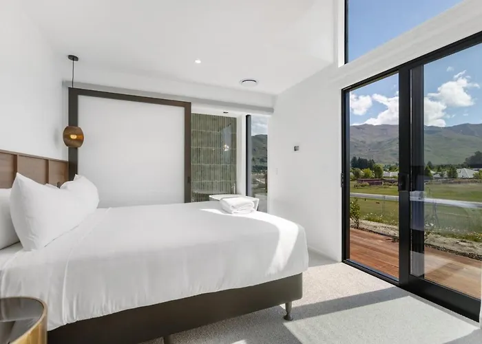 Ferienhaus Modern Escape With Panoramic Mt Roy Views