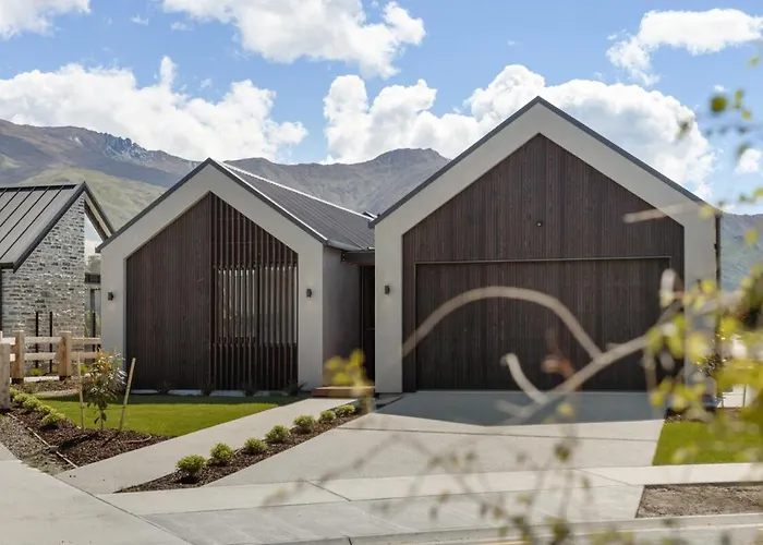 Modern Escape With Panoramic Mt Roy Views Wanaka