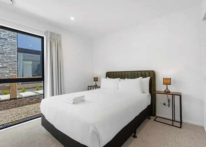 Ferienhaus Modern Escape With Panoramic Mt Roy Views Wanaka