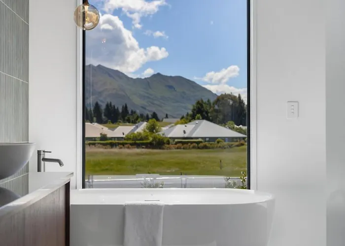 Ferienhaus Modern Escape With Panoramic Mt Roy Views