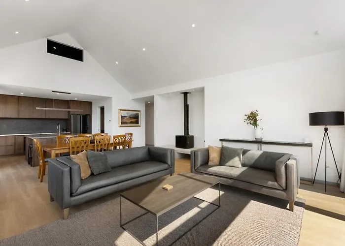Modern Escape With Panoramic Mt Roy Views Ferienhaus *